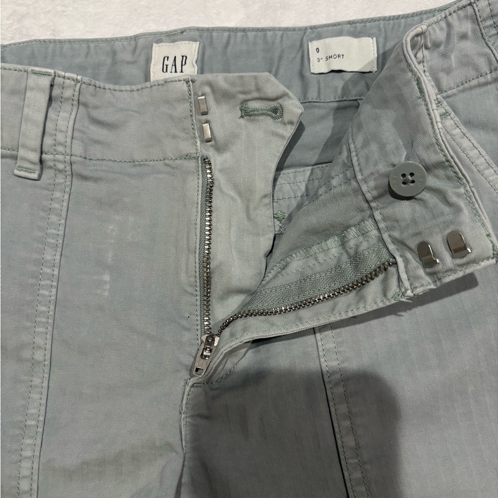 GAP 3” Shorts - Picture 3 of 4